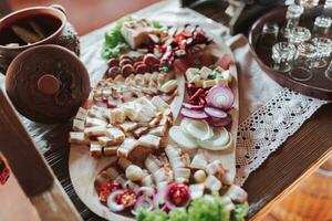 cosacco tavolo nel il migliore ristoranti. festivo tavolo a il nozze. nazionale ucraino cucina. Grasso, salsicce, alcol. ristorazione. foto