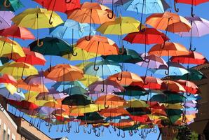 strada decorato con colorato gli ombrelli, Madrid, getafé Spagna foto