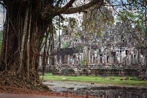 Angkor thom Cambogia. Bayon khmer tempio su Angkor wat storico posto foto