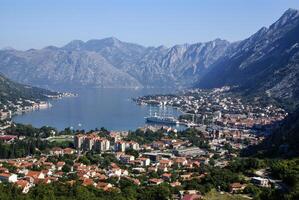 kotor vecchio cittadina e boka kotorska baia, montenegro foto