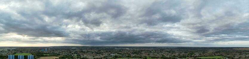 alto angolo panoramico Visualizza di nord luton città di Inghilterra unito regno durante nuvoloso tramonto. ottobre 4°, 2023 foto