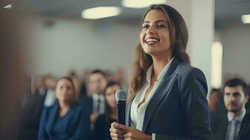 ai generato conferenza formazione o apprendimento addestramento, attività commerciale persone discutere nuovo strategie, giovane femmina attività commerciale allenatore altoparlante nel completo da uomo Tenere microfono dando presentazione con sorridente foto