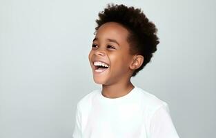 ai generato ritratto di carino africano ragazzo modello con Perfetto pulito denti ridendo e sorridente, studio foto, isolato bianca sfondo foto