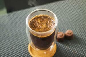 tiro di il caldo acqua versato in il trasparente tazza per infuso il caffè. bevanda foto