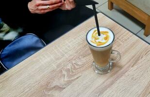 vicino su tiro di un' tazza di latte macchiato, bevanda foto