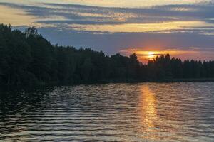 paesaggio tiro di il tramonto di il lago nel il foresta. natura foto