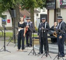 petto, bielorussia - 25.08.2023 - jazz strada gruppo musicale l'esecuzione per pubblico. divertimento foto