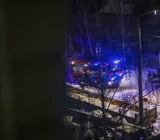 tiro di il primo risposta squadra Lavorando su il scena di impazzito strada incidente. all'aperto foto