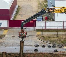 tiro di il pesante costruzione strada attrezzatura durante lavori. industriale foto