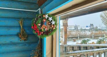 tiro di il all'aperto inverno scena nel il rurale villaggio. Natale decorazioni. natura foto