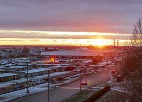 petto, bielorussia -25.11.2023 - tiro di il drammatico tramonto nel il rurale città nel il freddo sera. natura foto