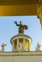 Mosca, Russia - 08.05.2023 - tiro di il scultura su il superiore di il principale Ingresso di il esposizione di realizzazioni di nazionale economia luogo, conosciuto come vdnkh. città foto