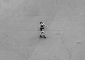 Mosca, Russia - 07.09.2023 - concetto tiro di il donna pattinare rotolamento giù il strada. persone foto