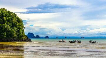 tropicale Paradiso turchese acqua spiaggia coda lunga barca Krabi Tailandia. foto