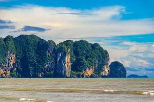 tropicale Paradiso turchese acqua spiaggia e calcare rocce Krabi Tailandia. foto