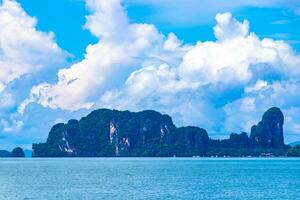 tropicale Paradiso turchese acqua spiaggia e calcare rocce Krabi Tailandia. foto