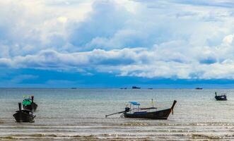 tropicale Paradiso turchese acqua spiaggia coda lunga barca Krabi Tailandia. foto