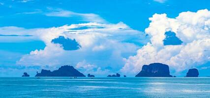 tropicale Paradiso turchese acqua spiaggia e calcare rocce Krabi Tailandia. foto
