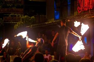 ao nang Krabi Tailandia 2018 tailandese persone fuoco mostrare festa notte vita KOH phi fi. foto