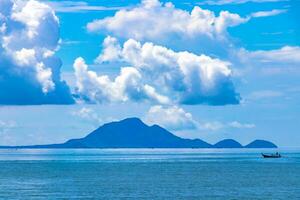 tropicale Paradiso turchese acqua spiaggia e calcare rocce Krabi Tailandia. foto