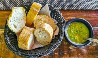 pane nel cestino e verde coriandolo salsa ristorante Messico. foto