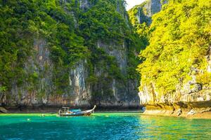 KOH phi phi Tailandia con laguna coda lunga Barche calcare rocce. foto