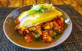 grigliato pesce su riso verdure e chipotle salsa piatto pasto. foto
