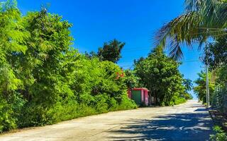 tipico bellissimo colorato turista strada marciapiede città puerto escondido Messico. foto