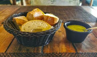 pane nel cestino e verde coriandolo salsa ristorante Messico. foto