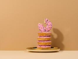 ciambella coperto con rosa Smalto e cosparso con colorato spruzzatori su un' il giro piatto foto