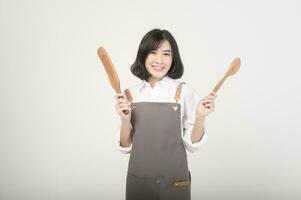 asiatico sorridente femmina imprenditore o barista indossare un grembiule al di sopra di bianca sfondo, concetto piccolo attività commerciale foto