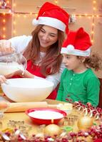 contento famiglia preparazione per Natale foto