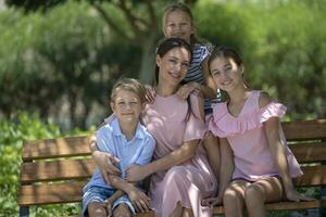 famiglia felice all'aperto foto