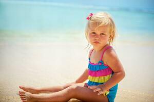 adorabile poco ragazza su il spiaggia foto