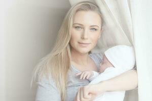 bellissimo madre con neonato bambino foto