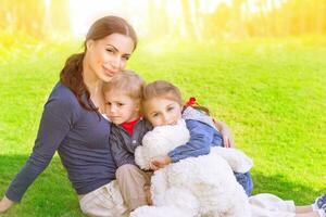 famiglia felice all'aperto foto