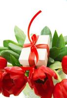 rosso tulipani e bianca regalo scatola foto