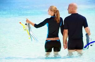 contento tuffatore su il spiaggia foto