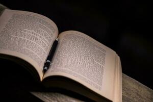 lettura libro a notte foto