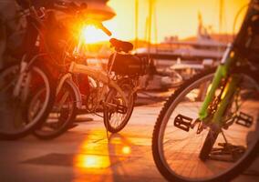 biciclette nel tramonto leggero foto