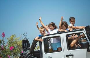 contento bambini nel il auto foto