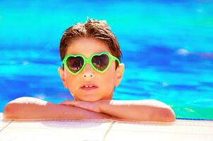 bella ragazzo nel il piscina foto