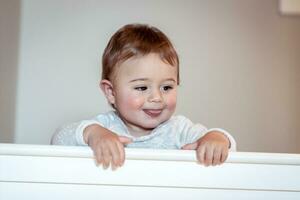 dolce bambino ragazzo a casa foto