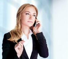 attività commerciale donna parlando su Telefono foto