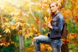 bella ragazza nel autunno parco foto