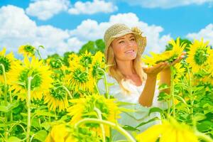 carino ragazza nel girasole campo foto