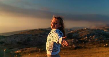 contento adolescente ragazza nel il montagne foto