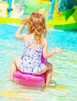 poco ragazza nel bordo piscina foto