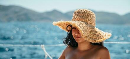 bella donna su barca a vela foto