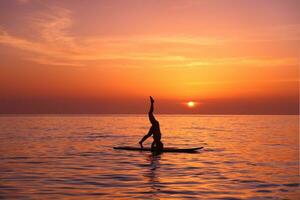 yoga insegnante su il spiaggia foto